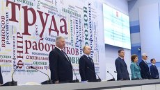 Президент России Владимир Путин (второй слева) принимает участие в заседании IX съезда Федерации независимых профсоюзов России в Сочи Президент России Владимир Путин (второй слева) принимает участие в заседании IX съезда Федерации независимых профсоюзов России в Сочи