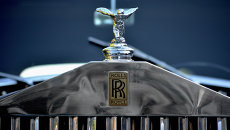 Логотип Rolls-Royce. Архивное фото Логотип Rolls-Royce. Архивное фото