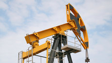 Штанговый насос на нефтяной скважине. Архивное фото Штанговый насос на нефтяной скважине. Архивное фото