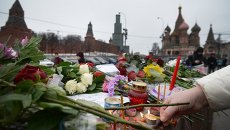Цветы на месте убийства политика Бориса Немцова. Архивное фото Цветы на месте убийства политика Бориса Немцова. Архивное фото