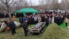 Родственники и соратники на похоронах политика Бориса Немцова на Троекуровском кладбище. Архивное фото Родственники и соратники на похоронах политика Бориса Немцова на Троекуровском кладбище. Архивное фото