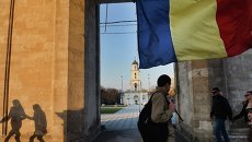 Флаг Молдавии у триумфальной арки на центральной площади города Кишинева. Архивное фото Флаг Молдавии у триумфальной арки на центральной площади города Кишинева. Архивное фото
