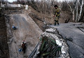Ополченцы помогают житилям пересечь поврежденный мост в ЛНР Ополченцы помогают житилям пересечь поврежденный мост в ЛНР