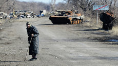 Сгоревшая военная техника на дороге из Углегорска в Дебальцево. Архивное фото Сгоревшая военная техника на дороге из Углегорска в Дебальцево. Архивное фото