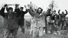 Немецкие солдаты сдаются в плен Немецкие солдаты сдаются в плен