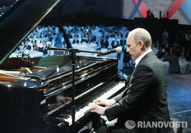 Премьер-министр РФ Владимир Путин играет на рояле на благотворительном концерте Премьер-министр РФ Владимир Путин играет на рояле на благотворительном концерте