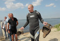 Владимир Путин держит в руках две древние амфоры, которые нашел на дне Таманского залива Владимир Путин держит в руках две древние амфоры, которые нашел на дне Таманского залива