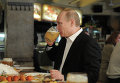 Председатель правительства РФ Владимир Путин во время посещения пивного бара Жигули Председатель правительства РФ Владимир Путин во время посещения пивного бара Жигули