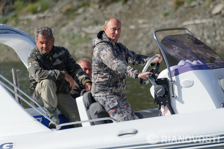 Владимир Путин и Сергей Шойгу в заповеднике Саяно-Шушенский Владимир Путин и Сергей Шойгу в заповеднике Саяно-Шушенский