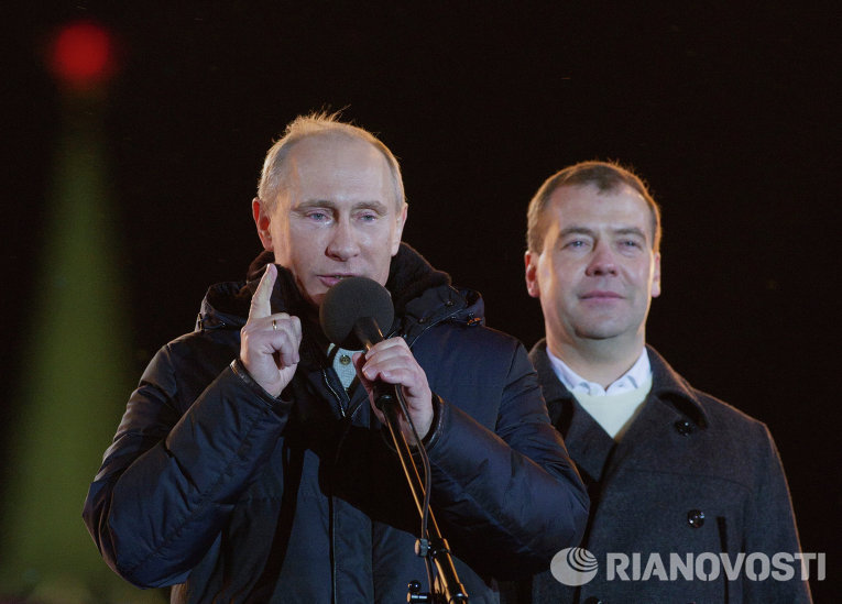 Дмитрий Медведев и Владимир Путин во время митинга на Манежной площади Дмитрий Медведев и Владимир Путин во время митинга на Манежной площади