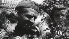 Мир празднует Победу. Съемки 9 мая 1945 года Мир празднует Победу. Съемки 9 мая 1945 года