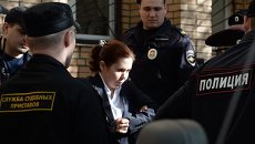 Бывший финансовый директор ООО Мира Ирина Егорова у Пресненского суда города Москвы. Пресненский суд Москвы в пятницу приговорил фигурантку дела Оборонсервиса Иринуе Егорову к четырем годам заключения. Архивное фото Бывший финансовый директор ООО Мира Ирина Егорова у Пресненского суда города Москвы. Пресненский суд Москвы в пятницу приговорил фигурантку дела Оборонсервиса Иринуе Егорову к четырем годам заключения. Архивное фото