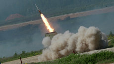 Тяжелая огнеметная машина ТОС-1А Солнцепёк во время показа техники в рамках подготовки к международному военно-техническому форуму Армия-2015 Тяжелая огнеметная машина ТОС-1А Солнцепёк во время показа техники в рамках подготовки к международному военно-техническому форуму Армия-2015