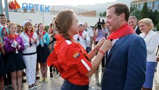 Председатель правительства России Дмитрий Медведев во время посещения международного детского центра Артек в поселке Гурзуф Председатель правительства России Дмитрий Медведев во время посещения международного детского центра Артек в поселке Гурзуф