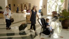 Туристы покидают отель в Тунисе, где совершен теракт на пляже. Архивное фото Туристы покидают отель в Тунисе, где совершен теракт на пляже. Архивное фото