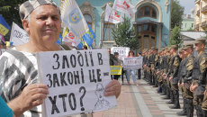 Митинг у Рады против отмены льгот: фермер в тюремной робе и аграрии с плакатами Митинг у Рады против отмены льгот: фермер в тюремной робе и аграрии с плакатами