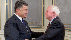 Президент Украины Петр Порошенко и американский сенатор Джон Маккейн Президент Украины Петр Порошенко и американский сенатор Джон Маккейн