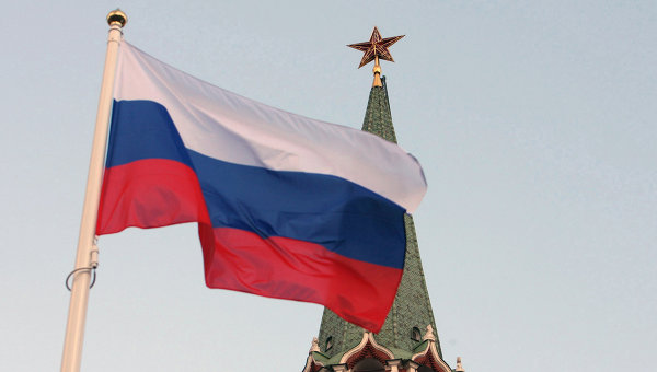 Российский государственный флаг на фоне кремлевской башни, архивное фото