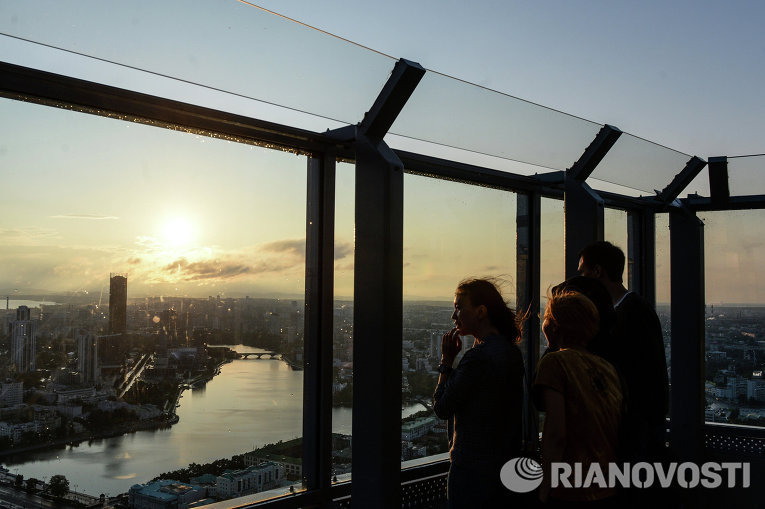 Посетители на смотровой площадке бизнес-центра Высоцкий в Екатеринбурге Посетители на смотровой площадке бизнес-центра Высоцкий в Екатеринбурге