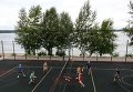Жители Самары играют в волейбол на набережной Жители Самары играют в волейбол на набережной
