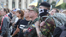 Митинг Правого сектора в Киеве: активисты в камуфляже и черно-красные флаги Митинг Правого сектора в Киеве: активисты в камуфляже и черно-красные флаги