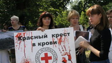 Жители Донецка на митинге-протесте против сотрудников Красного креста и ОБСЕ Жители Донецка на митинге-протесте против сотрудников Красного креста и ОБСЕ