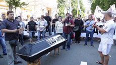 Владельцы киосков подземки принесли гроб на митинг в Киеве Владельцы киосков подземки принесли гроб на митинг в Киеве