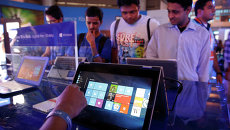 Пользователи тестируют Windows 10 в Нью-Дели, Индия. Архивное фото Пользователи тестируют Windows 10 в Нью-Дели, Индия. Архивное фото
