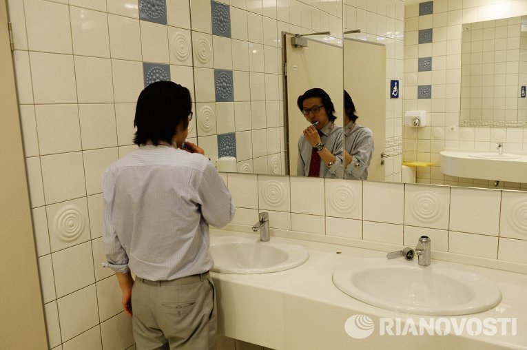 В аэропорту Шереметьево второй месяц живет японский журналист Тэтсуя Або В аэропорту Шереметьево второй месяц живет японский журналист Тэтсуя Або