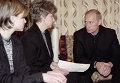 Президент РФ Владимир Путин общается с семьей погибшего командира АПЛ Курск Геннадия Лячина Президент РФ Владимир Путин общается с семьей погибшего командира АПЛ Курск Геннадия Лячина