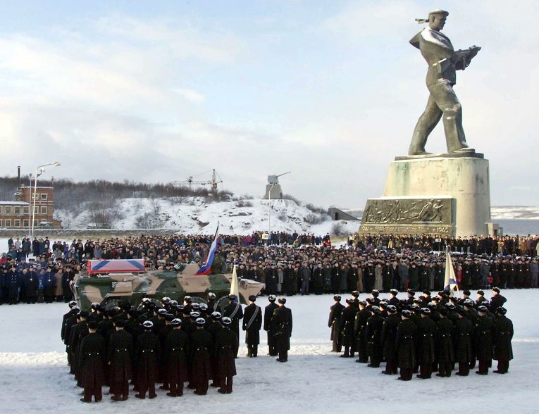 Церемония, посвященная памяти погибших членов экипажа АПЛ Курск, в Североморске Церемония, посвященная памяти погибших членов экипажа АПЛ Курск, в Североморске