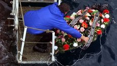 Спуск венков в Баренцевом море в память о погибших членах экипажа АПЛ Курск Спуск венков в Баренцевом море в память о погибших членах экипажа АПЛ Курск
