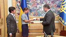 Порошенко лично вручил украинский паспорт Марии Гайдар в Киеве Порошенко лично вручил украинский паспорт Марии Гайдар в Киеве