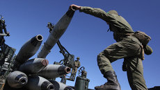 Военнослужащие во время погрузки учебных снарядов. Архивное фото Военнослужащие во время погрузки учебных снарядов. Архивное фото