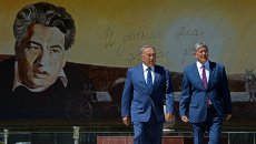 Нурсултан Назарбаев и Алмазбек Атамбаев во время церемонии отмены таможенного контроля на киргизско-казахстанском участке госграницы Нурсултан Назарбаев и Алмазбек Атамбаев во время церемонии отмены таможенного контроля на киргизско-казахстанском участке госграницы