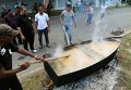 Местные жители готовят еду, отмечая день рождения Фиделя Кастро Местные жители готовят еду, отмечая день рождения Фиделя Кастро