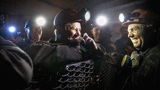 Шахтеры в клети на шахте Глубокая в Шахтерске Шахтеры в клети на шахте Глубокая в Шахтерске