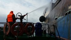 Пожар на рыболовецком траулере в порту Хабаровска Пожар на рыболовецком траулере в порту Хабаровска