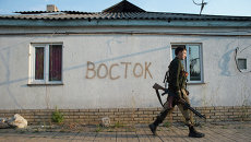 Боец 2-го батальона бригады Восток ополчения ДНР на позиции в поселке Спартак Боец 2-го батальона бригады Восток ополчения ДНР на позиции в поселке Спартак