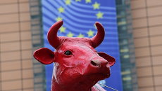 Фигура коровы, установленная протестующими фермерами у здания Еврокомиссии в Брюсселе, Бельгия Фигура коровы, установленная протестующими фермерами у здания Еврокомиссии в Брюсселе, Бельгия