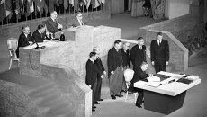 Премьер-министр Японии Сигэру Ёсида подписывает Сан-Францисский мирный договор. 8 сентября 1951 Премьер-министр Японии Сигэру Ёсида подписывает Сан-Францисский мирный договор. 8 сентября 1951