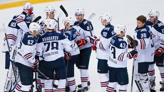 Игроки Металлурга после матча регулярного чемпионата Континентальной хоккейной лиги Игроки Металлурга после матча регулярного чемпионата Континентальной хоккейной лиги