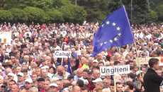Участники антиправительственного митинга в Кишиневе размахивали флагами ЕС Участники антиправительственного митинга в Кишиневе размахивали флагами ЕС