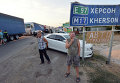 Водители наблюдают, как активисты заблокировали автодорогу на границе Украины и Крыма. 20 сентября 2015 Водители наблюдают, как активисты заблокировали автодорогу на границе Украины и Крыма. 20 сентября 2015