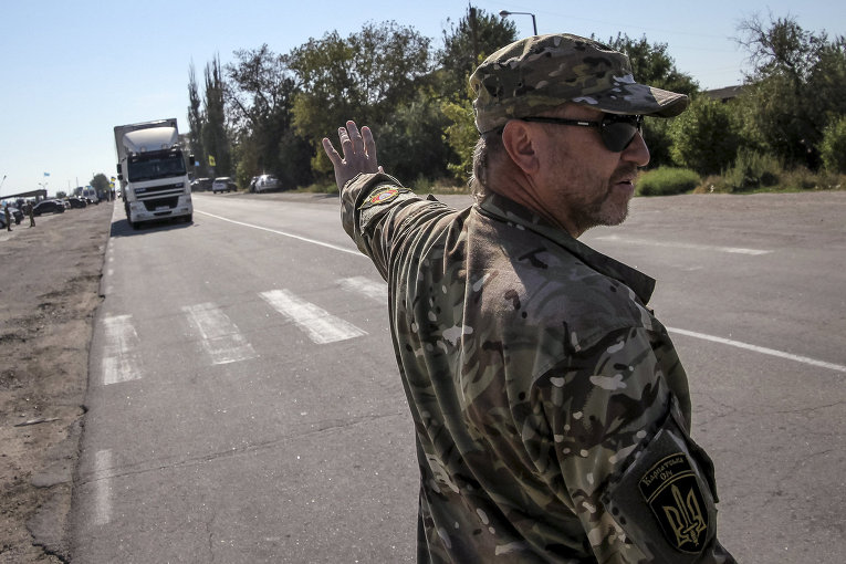 Активисты заблокировали автодорогу на границе Украины и Крыма. 20 сентября 2015 Активисты заблокировали автодорогу на границе Украины и Крыма. 20 сентября 2015