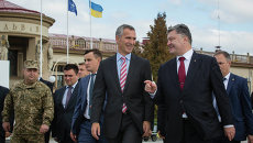 Президент Украины Петр Порошенко и генеральный секретарь НАТО Йенс Столтенберг в аэропорту Львова Президент Украины Петр Порошенко и генеральный секретарь НАТО Йенс Столтенберг в аэропорту Львова