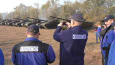 Представители ОБСЕ фотографировали отвод танков ЛНР от линии соприкосновения Представители ОБСЕ фотографировали отвод танков ЛНР от линии соприкосновения