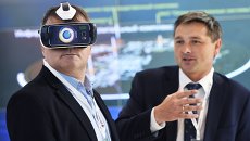 Демонстрация шлема виртуальной реальности Samsung. Архивное фото Демонстрация шлема виртуальной реальности Samsung. Архивное фото