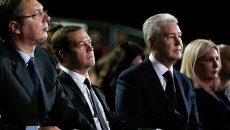 Председатель правительства РФ Дмитрий Медведев принимает участие в пленарном заседании Человек на стыке трендов технологической революции на IV Московском международном форуме Открытые инновации в Москве. Слева - премьер-министр Республики Сербия Александр Вучич, второй справа - мэр Москвы Сергей Собянин Председатель правительства РФ Дмитрий Медведев принимает участие в пленарном заседании Человек на стыке трендов технологической революции на IV Московском международном форуме Открытые инновации в Москве. Слева - премьер-министр Республики Сербия Александр Вучич, второй справа - мэр Москвы Сергей Собянин