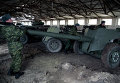 Военнослужащий у военной техники, отведенной от линии соприкосновения ДНР, на специально подготовленной площадке в Донецкой области Военнослужащий у военной техники, отведенной от линии соприкосновения ДНР, на специально подготовленной площадке в Донецкой области